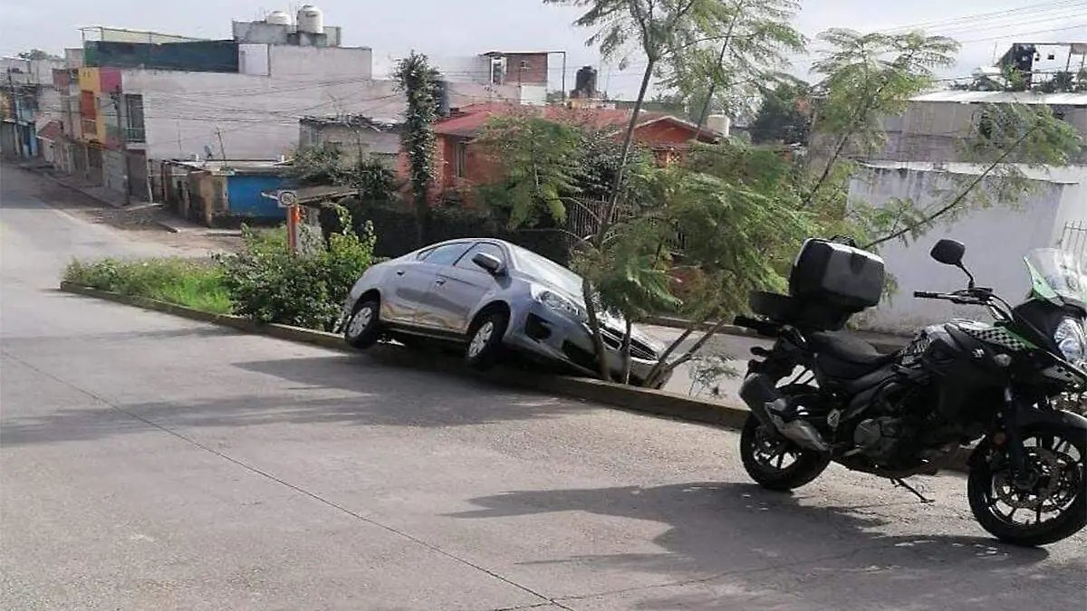 Automovilista se sube a camellón en calle de Xalapa